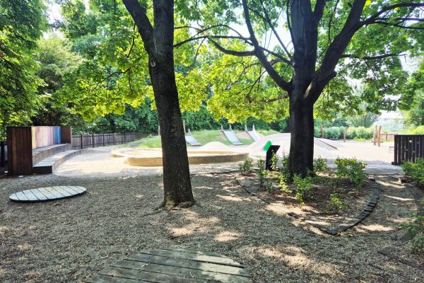 park-im-stefana-zeromskiego-202A52133-EB60-7D5E-00B6-0060D8BECA71.jpg