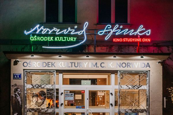 Wejście do Ośrodka Kultury nocą oświetlone neonami